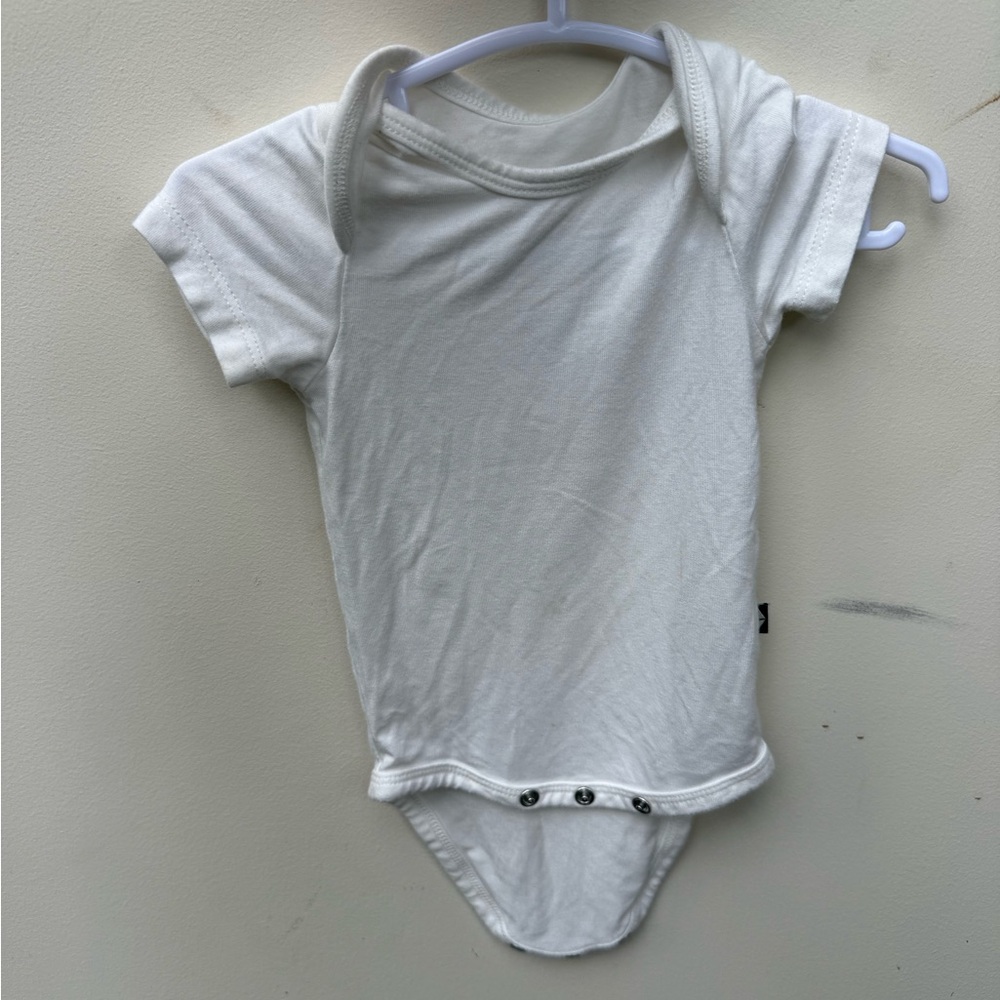 Kyte BABY white Baby Onesie‎